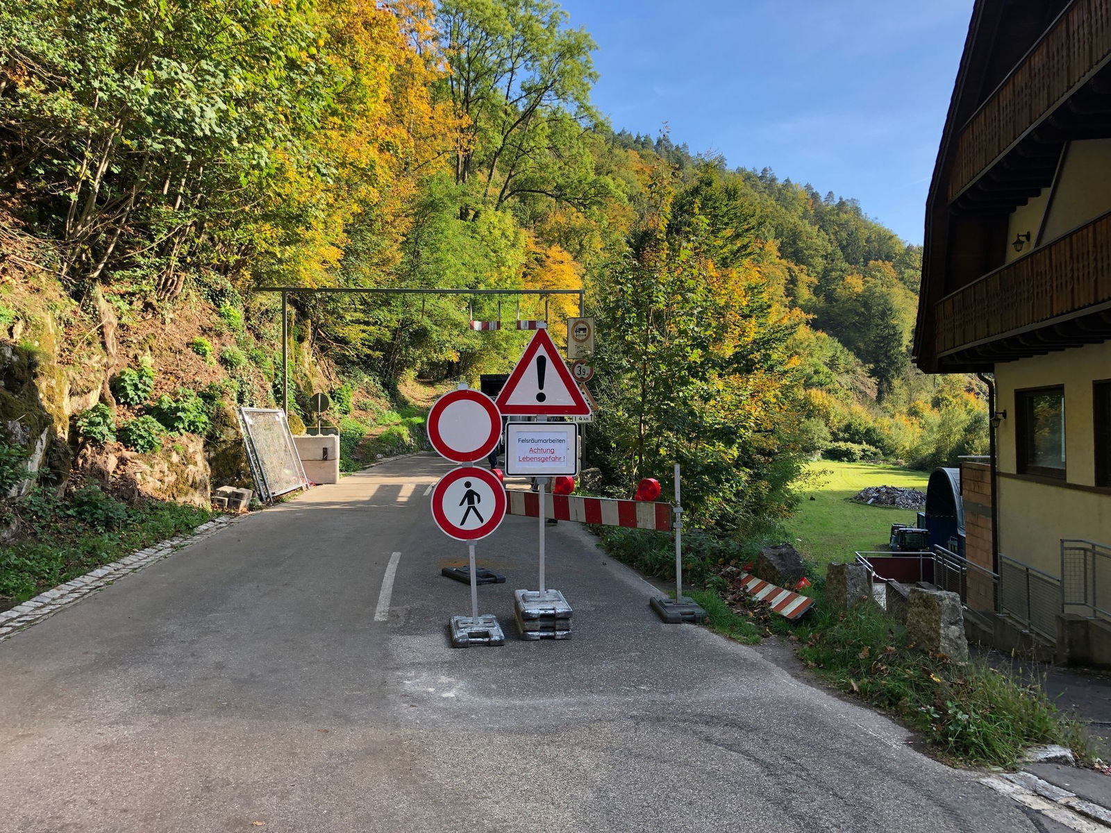 Auf der Touristenstrecke müssen Felsen gesichert werden. 