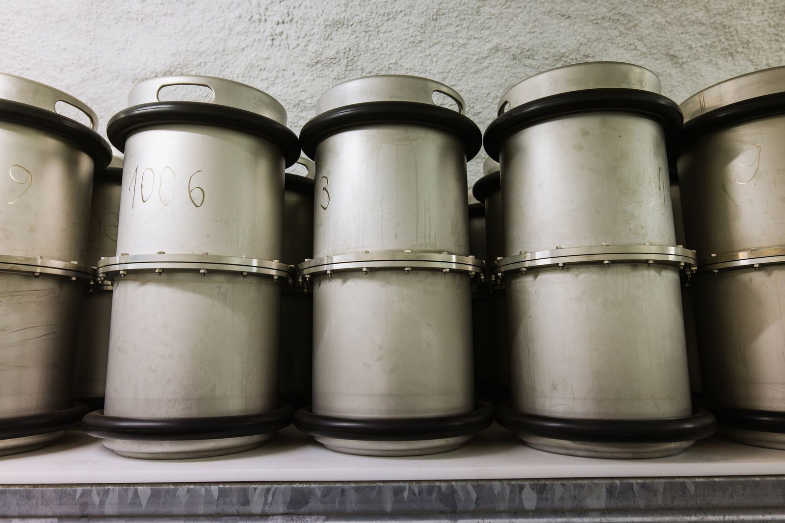 Die Behälter des Archivs sind aus Edelstahl. 