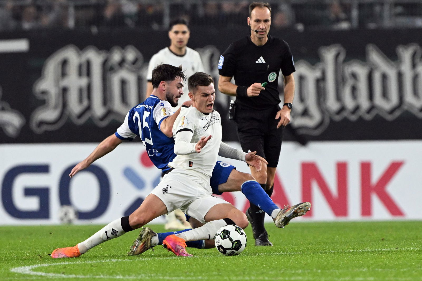 Lilian Egloff (l) fehlt dem Karlsruher SC mehrere Wochen.
