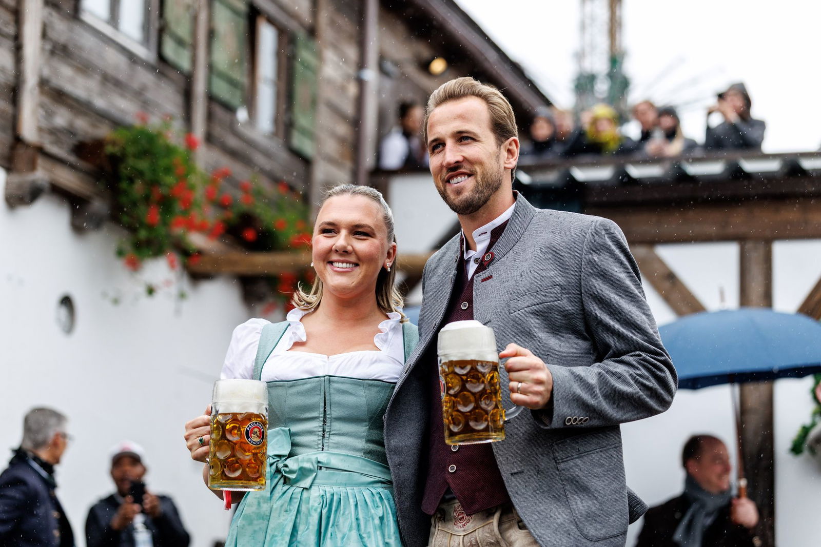 Harry Kane präsentierte sich mit seiner Frau Katie Goodland in bester Wiesn-Stimmung.