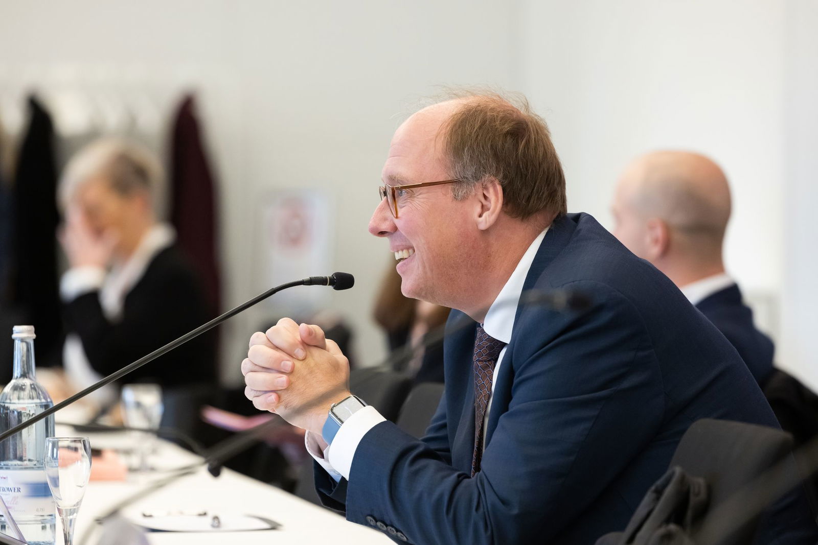 Am Nachmittag trat der Kanzleramtschef von Schröders Nachfolgerin Angela Merkel, Helge Braun, in den Zeugenstand des Untersuchungsausschusses.