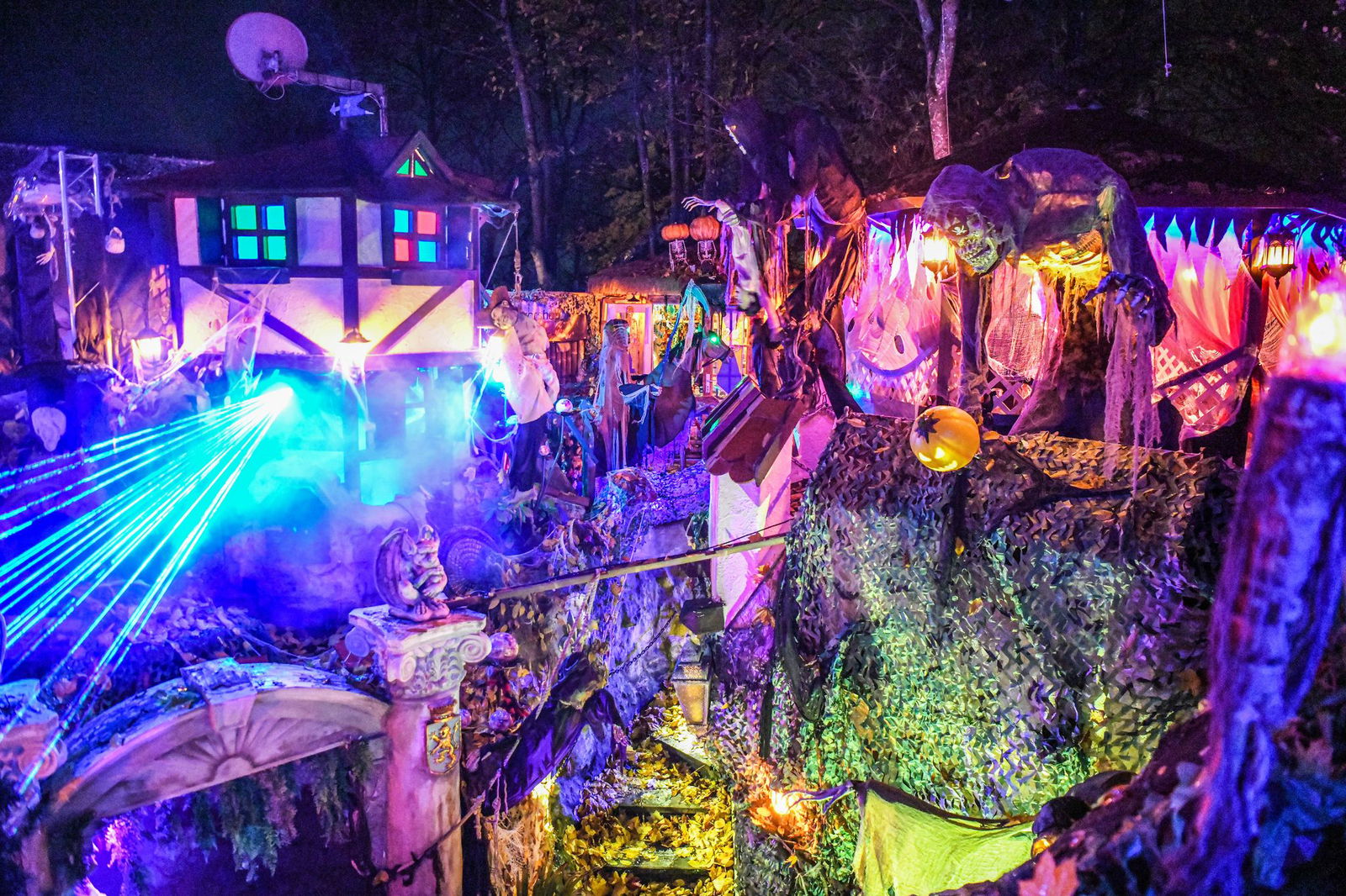 Gemeinsam stark fürs Gruseln: Wolfram und Kim König stecken monatelang Arbeit und rund 2.500 Euro pro Jahr in ihr Halloween-Projekt.