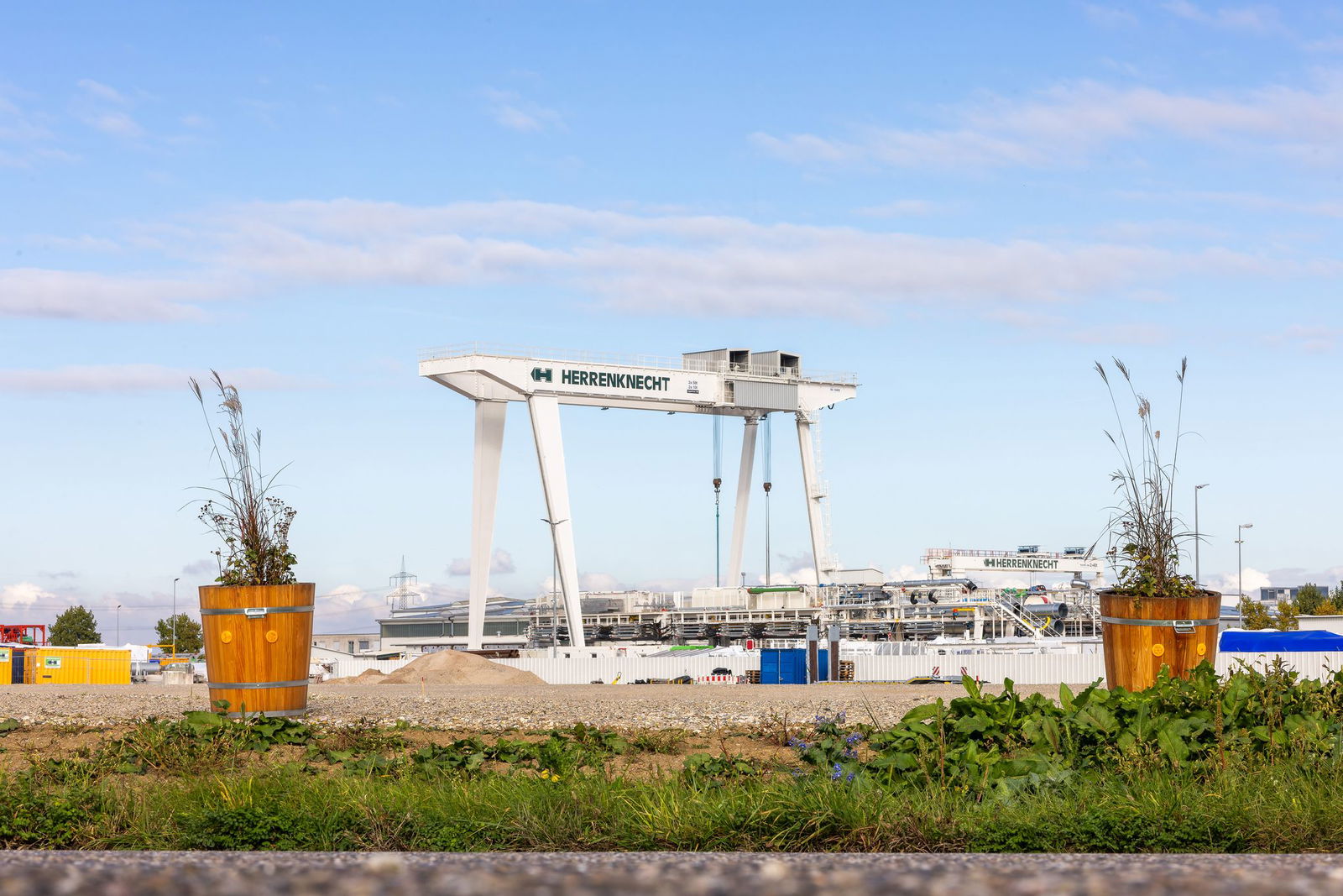 Unternehmensgründer Martin Herrenknecht sieht die Blumenkübel als Verkehrshindernisse. (Archivfoto)