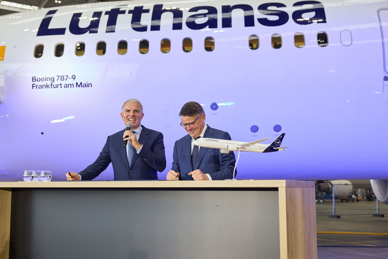 Die Boeing 787 ist bereits die siebte Lufthansa-Maschine, die den Namen des größten deutschen Drehkreuzes Frankfurt trägt. 