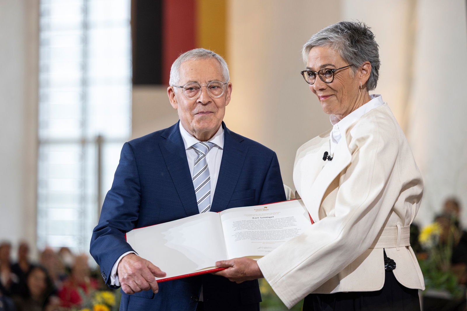 Karin Schmidt-Friderichs, Vorsteherin des Börsenvereins des Deutschen Buchhandels, übergibt Karl Schlögel den Friedenspreis des Deutschen Buchhandels.