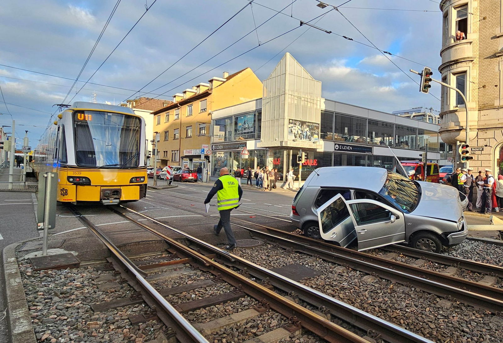 Zur Bergung musste ein Kran der Feuerwehr eingesetzt werden.