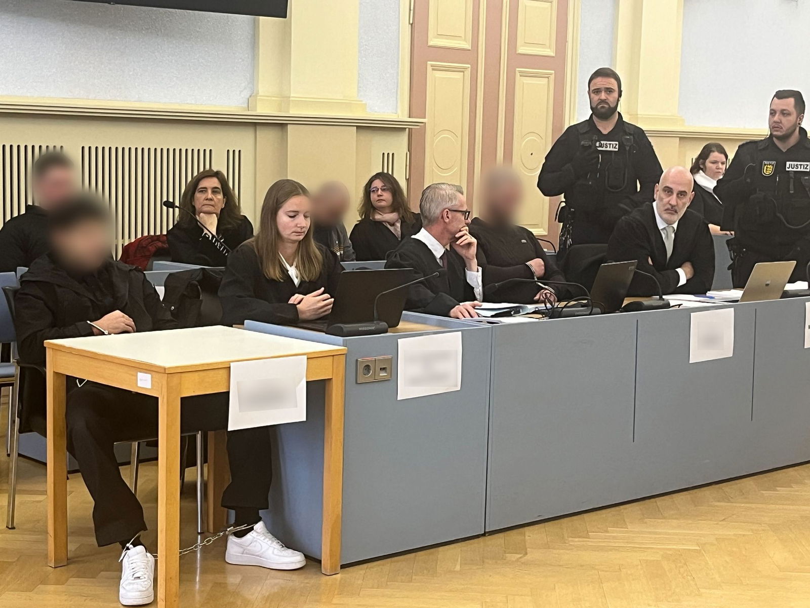  Insgesamt sieben Angeklagte stehen wegen erpresserischen Menschenraubs vor Gericht. 