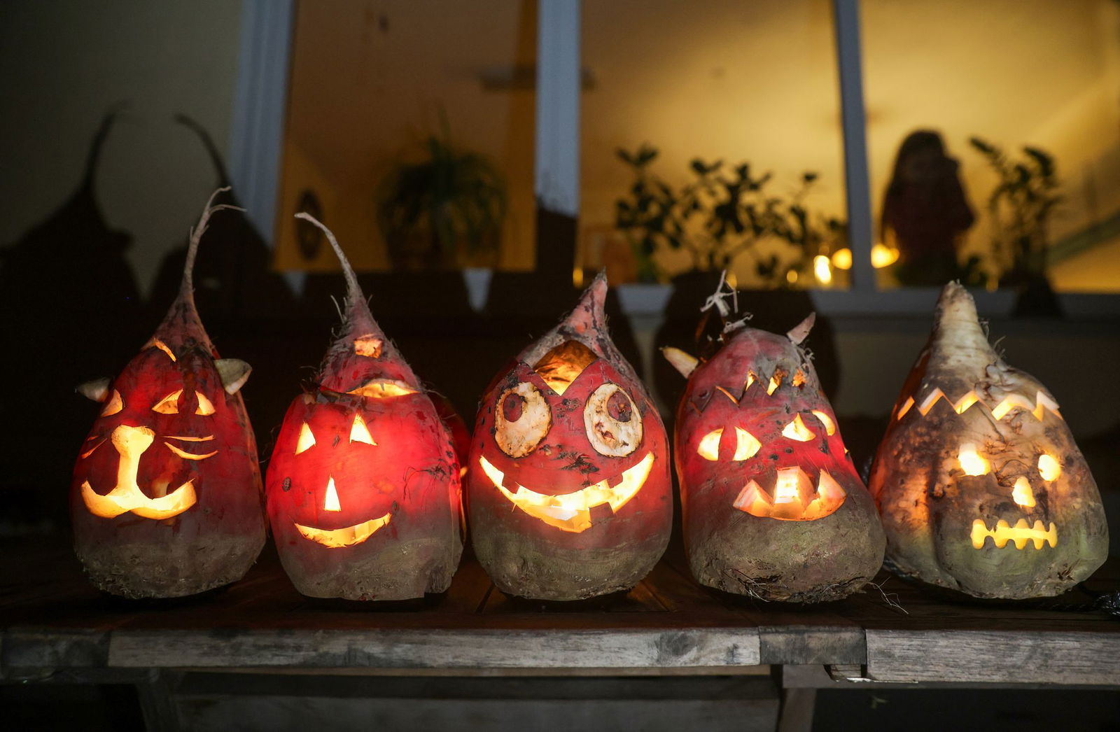 Der Brauch der Rübengeister - ausgehöhlte Rüben, denen Gesichter eingeschnitzt werden - ist schon sehr alt. (Archivbild)