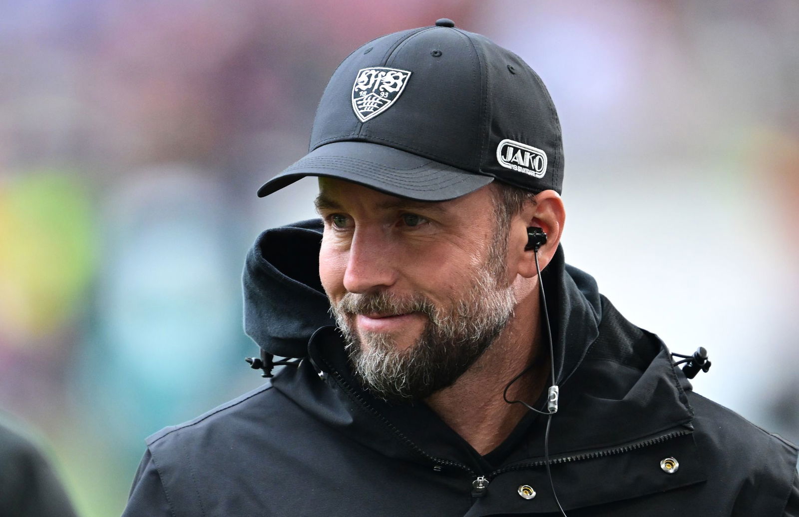 VfB-Coach Sebastian Hoeneß trifft mit Stuttgart auswärts auf Wolfsburg. (Archvibild)