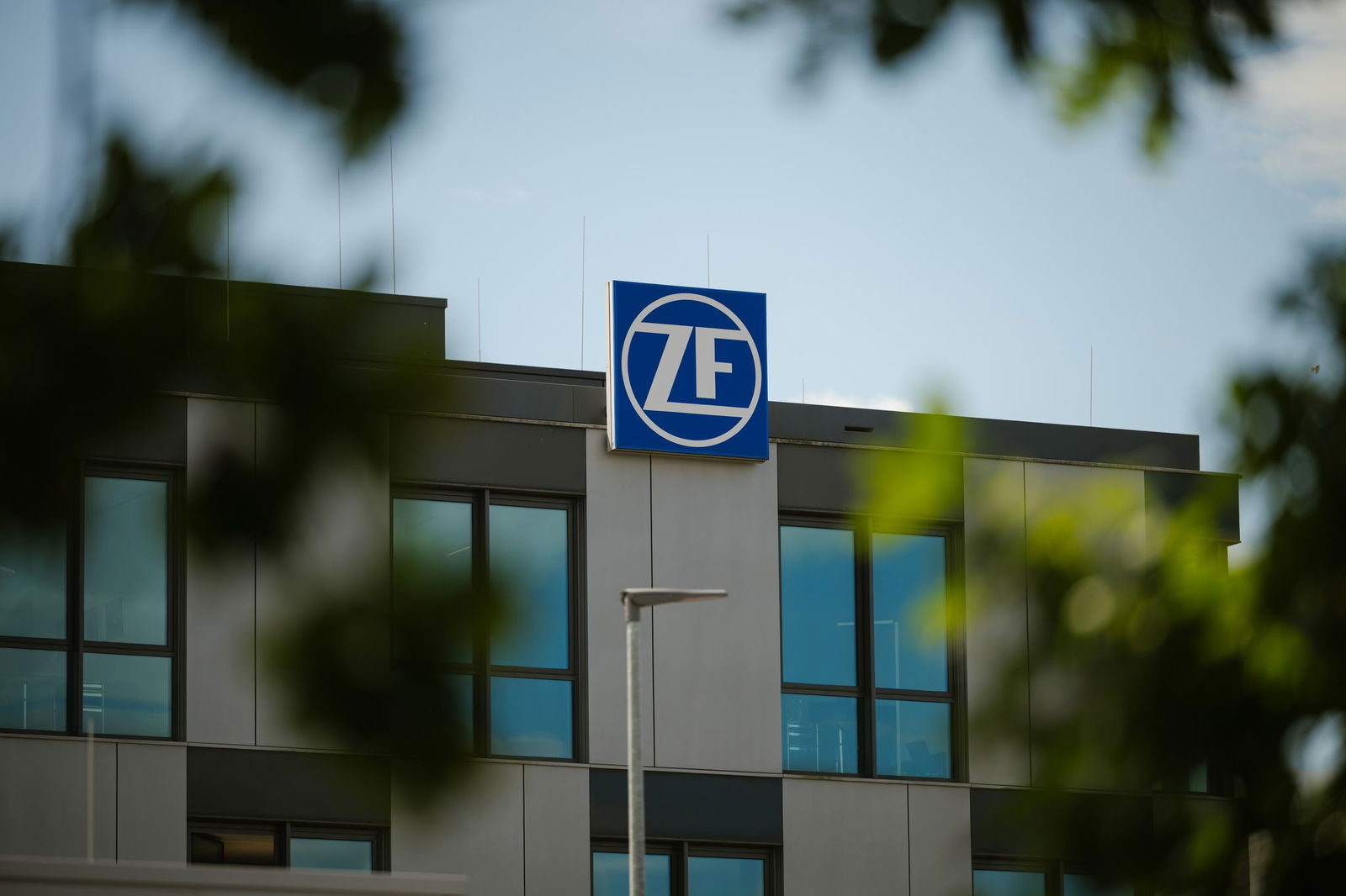 Laut IG Metall werden bei ZF Saarbrücken weniger Arbeitsplätze wegfallen (Archivbild)