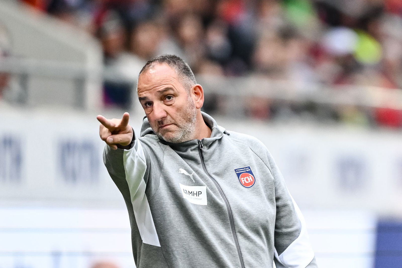 Hat gegen Werder wieder neue Offensiv-Optionen: Heidenheims Trainer Frank Schmidt. (Archivbild)