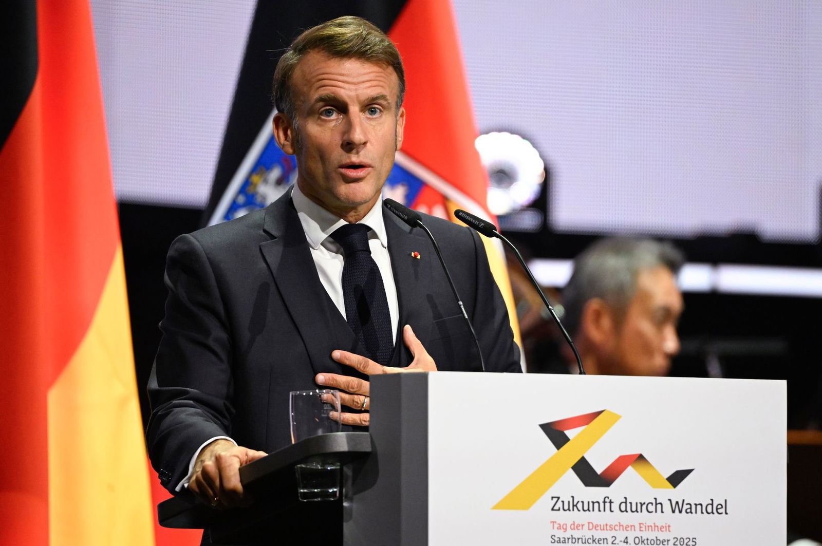 Macron hat am Einheitsfeiertag in Saarbrücken zur Verteidigung der Demokratie aufgerufen.