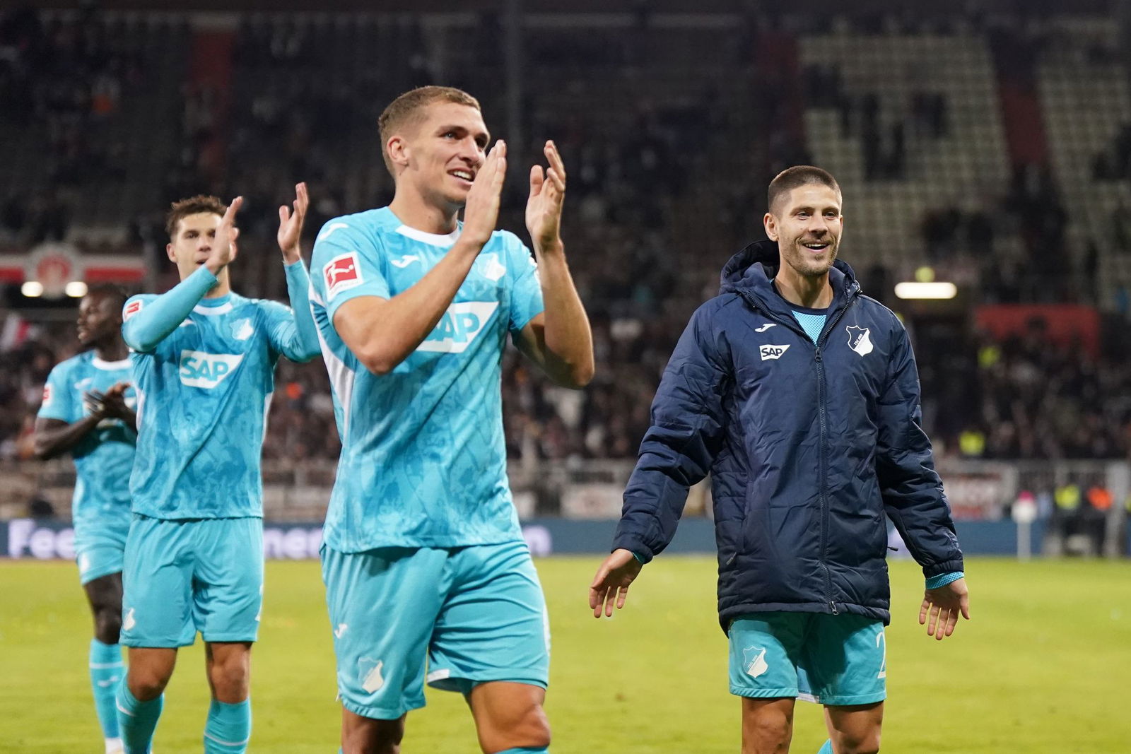 Andrej Kramaric (r) war der stärkste Hoffenheimer beim Auswärtssieg in Hamburg.