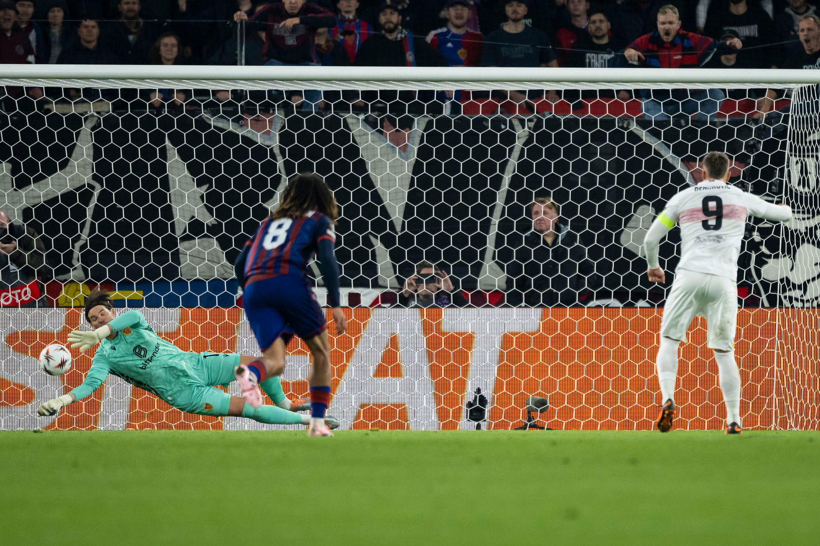 Scheiterte in Basel per Elfmeter: Stuttgarts Ermedin Demirovic (r.).