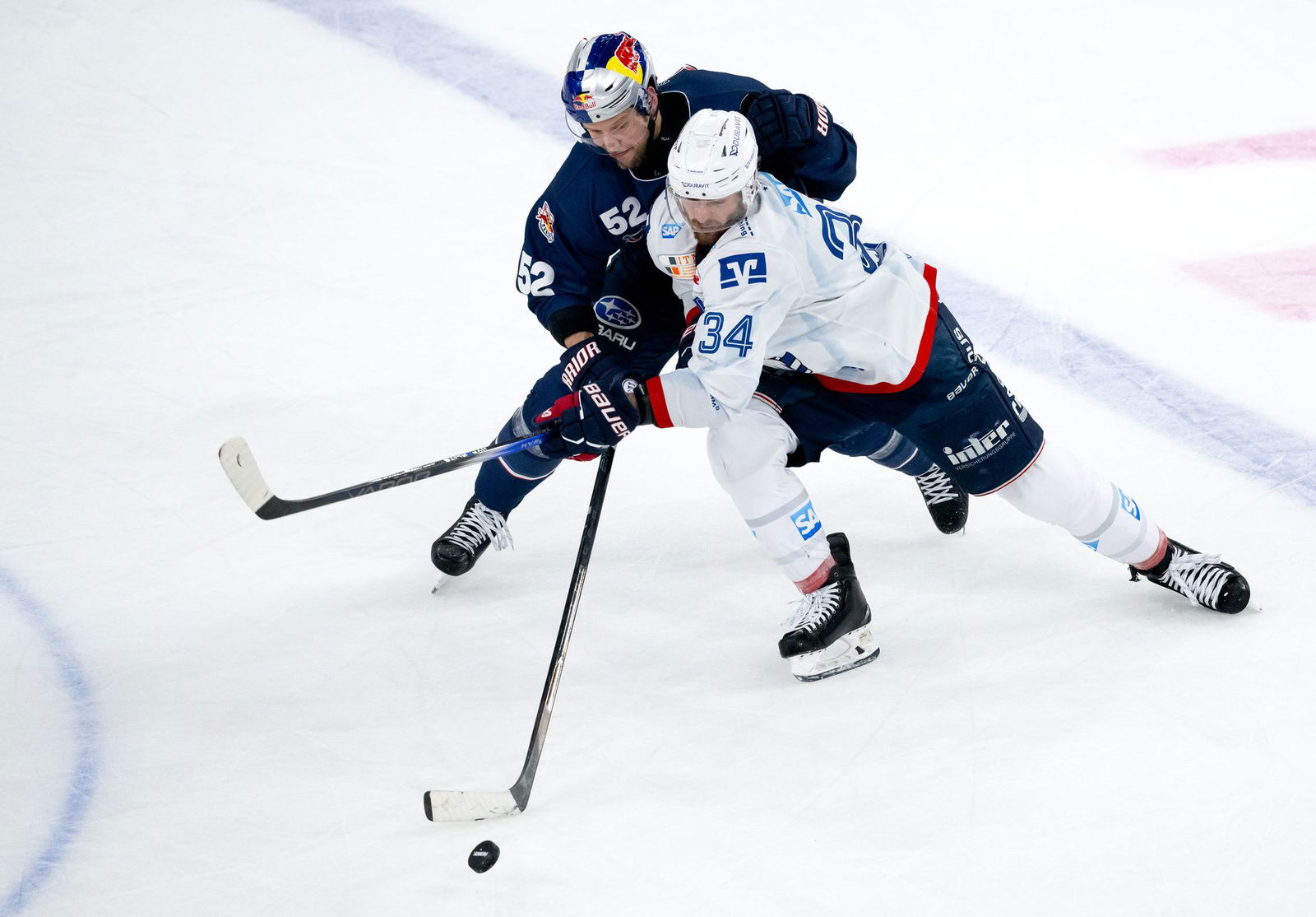 Mannheims Tom Kühnhackl (r) zog sich beim Spiel in Nürnberg eine Beinverletzung zu.