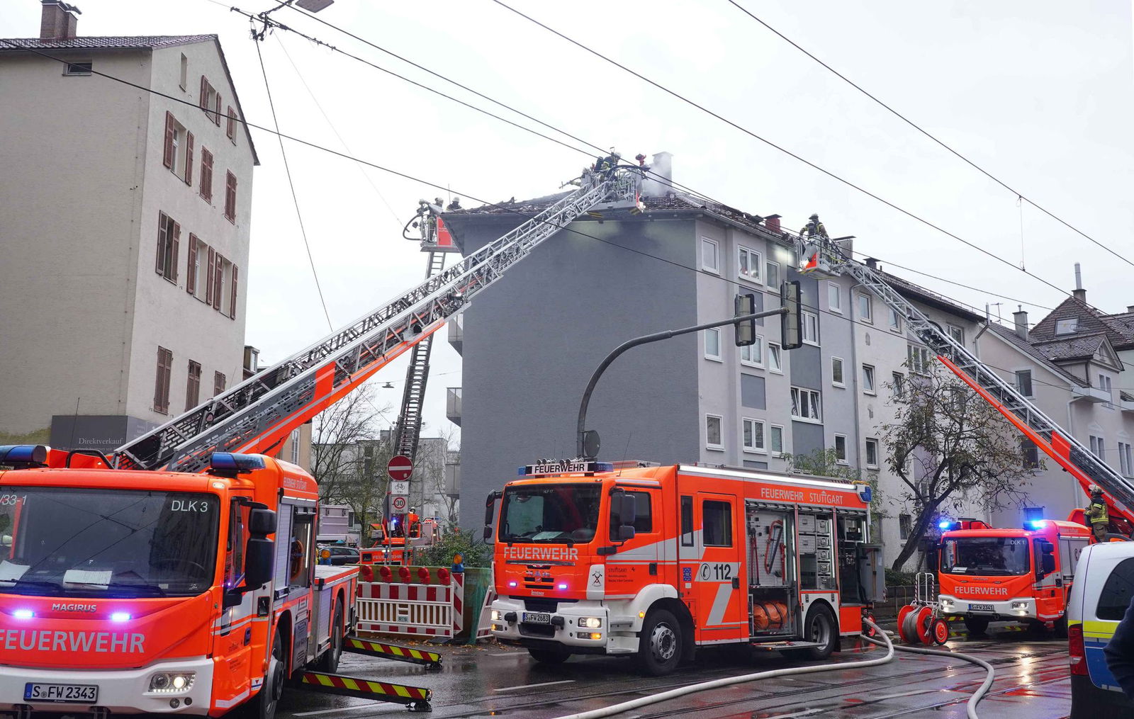 Mit rund 100 Einsatzkräften und drei Drehleitern war die Feuerwehr im Einsatz.