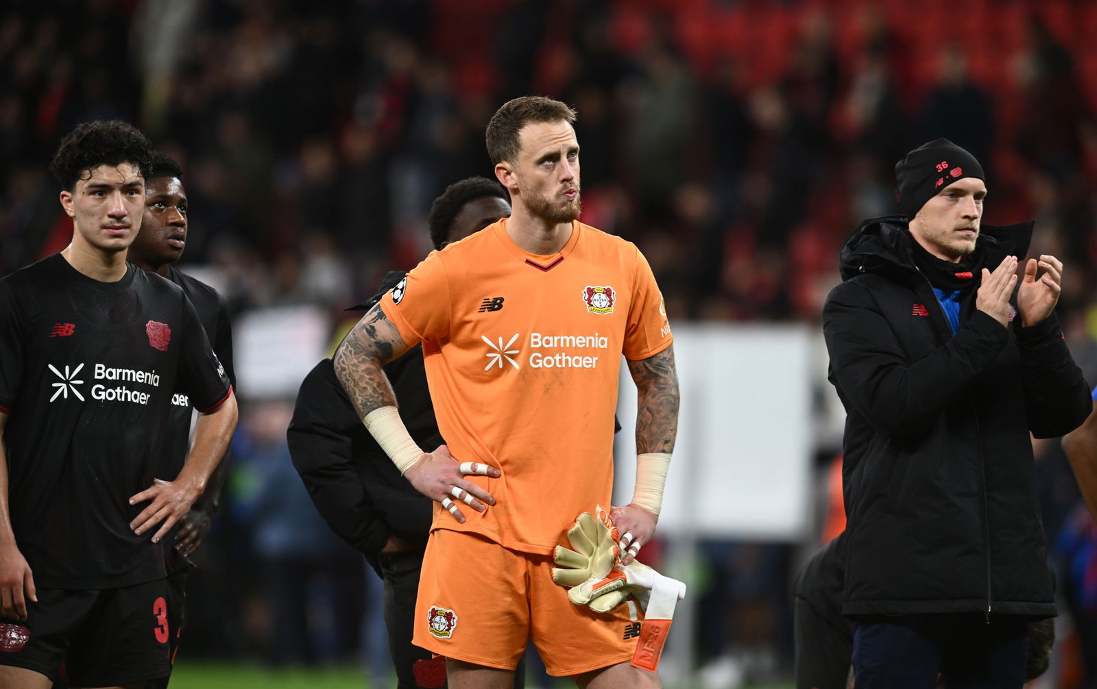 Mark Flekken (M) kassierte gegen PSG in der Champios League sieben Gegentreffer.