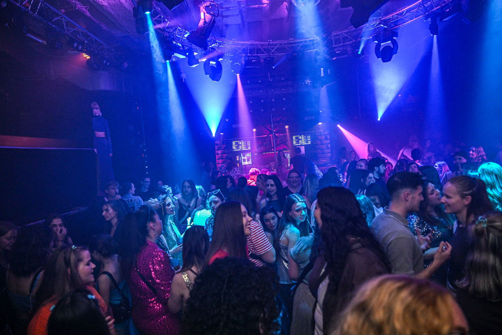 Fans von Taylor Swift feiern das neue ALbum.