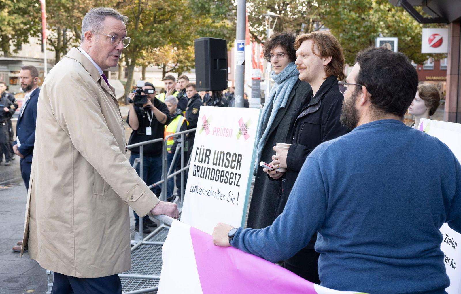 Ministerpräsident Alexander Schweitzer (SPD) dankte Demonstranten für ihr Engagement.