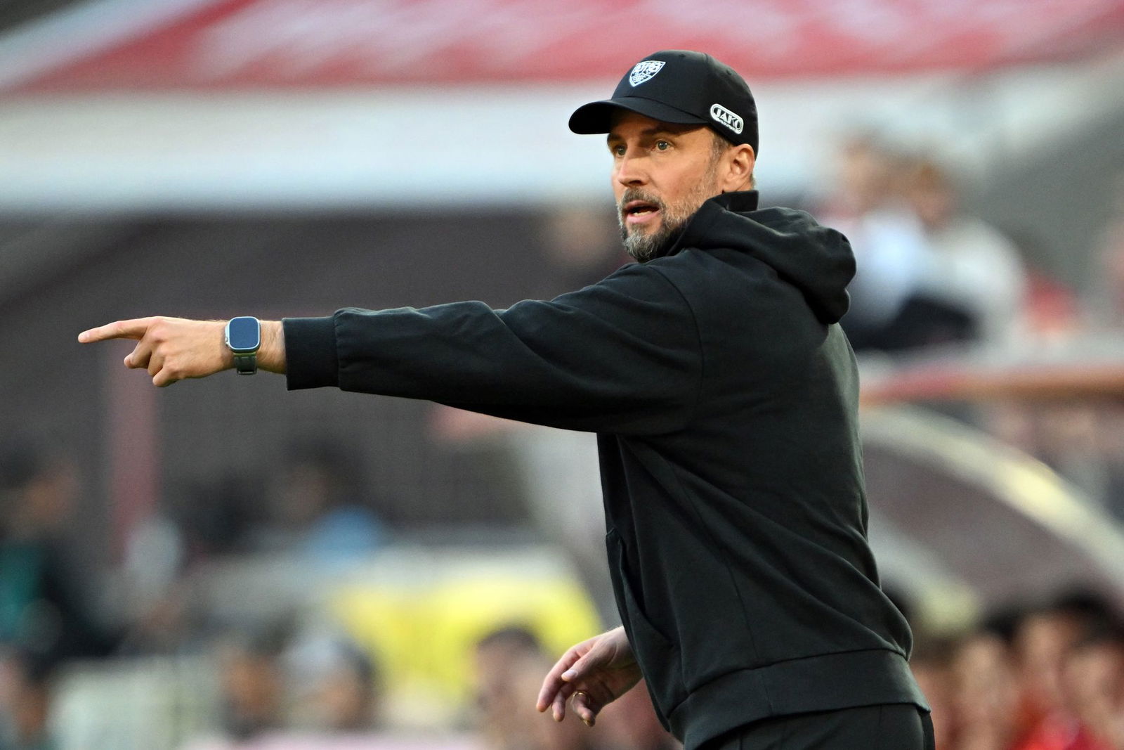 Der VfB und Trainer Sebastian Hoeneß treten am Donnerstag beim FC Basel an. (Archivbild)