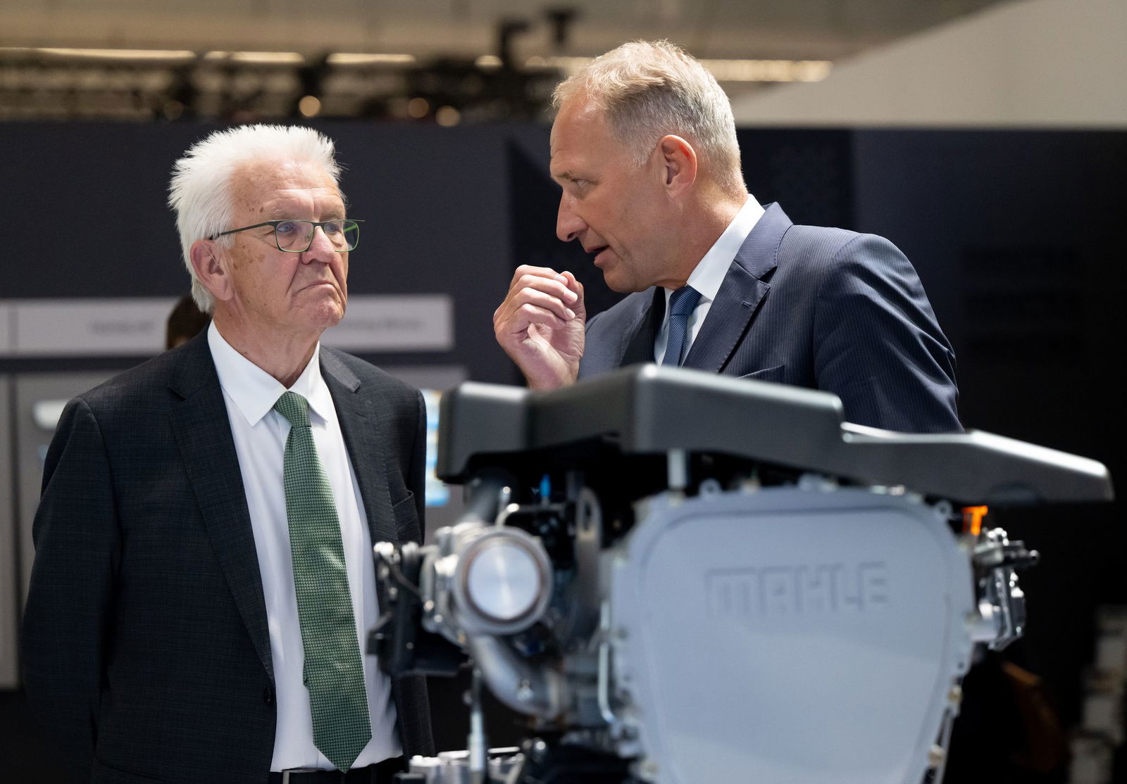 Ministerpräsident Kretschmann will der Autoindustrie mehr Flexibilität geben. (Archivbild)