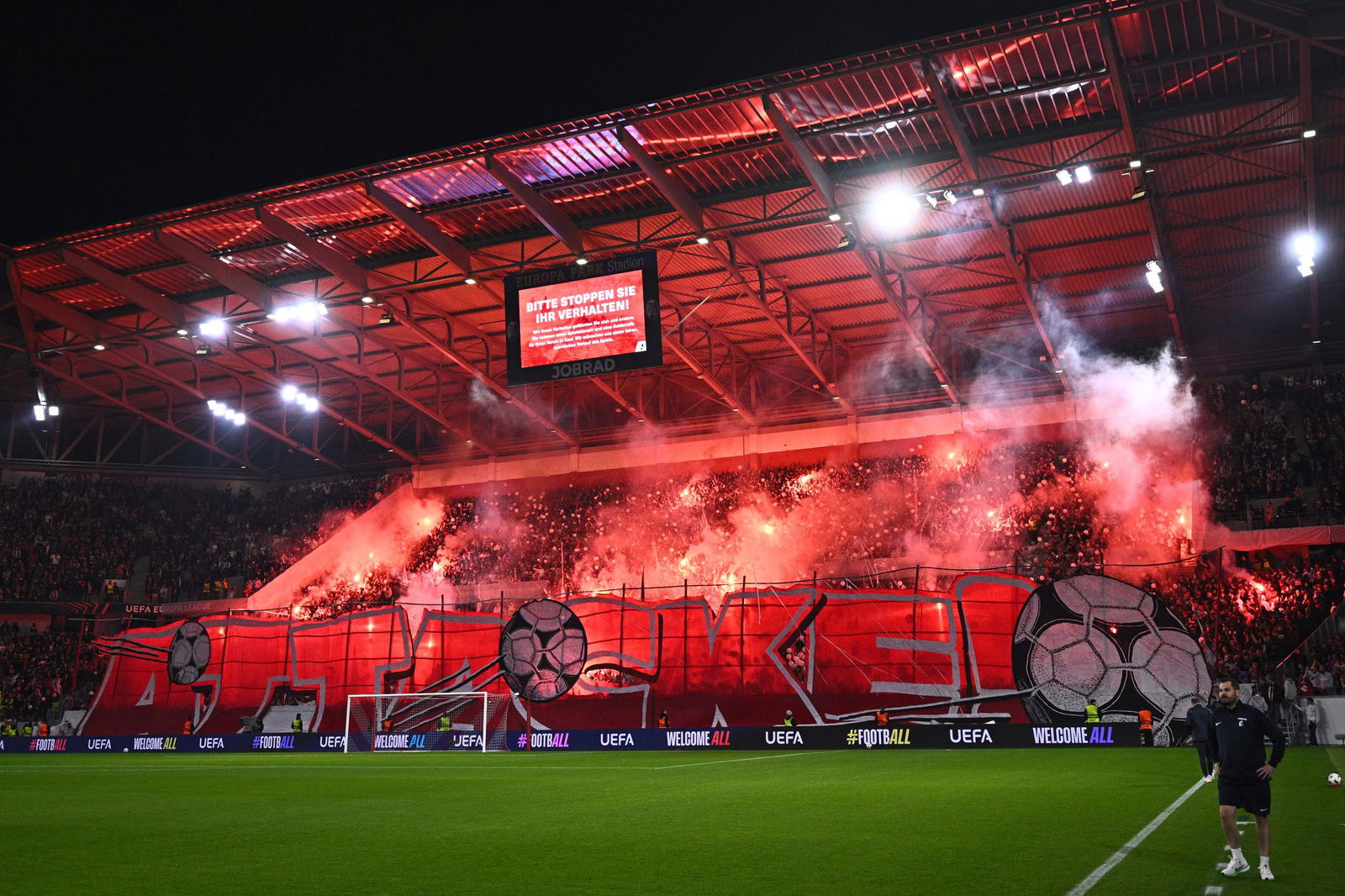Aufgrund der Pyrotechnik im ersten Europa-League-Heimspiel stehen die Freiburger Fans unter Beobachtung.