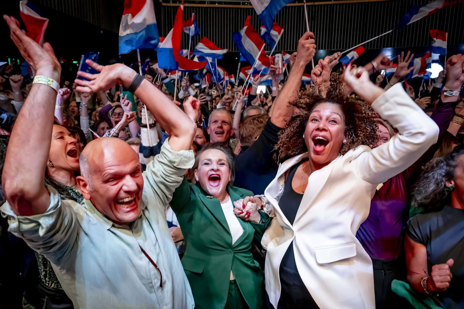 Die Mitte-Links-Partei D66 hat nach ersten Zahlen die Parlamentswahl in den Niederlanden gewonnen. 