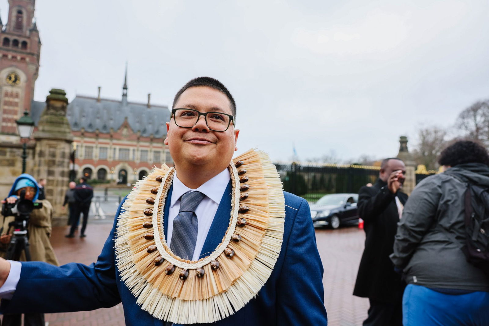 Julian Aguon, hier vor dem Sitz des Internationalen Gerichtshof in Den Haag.