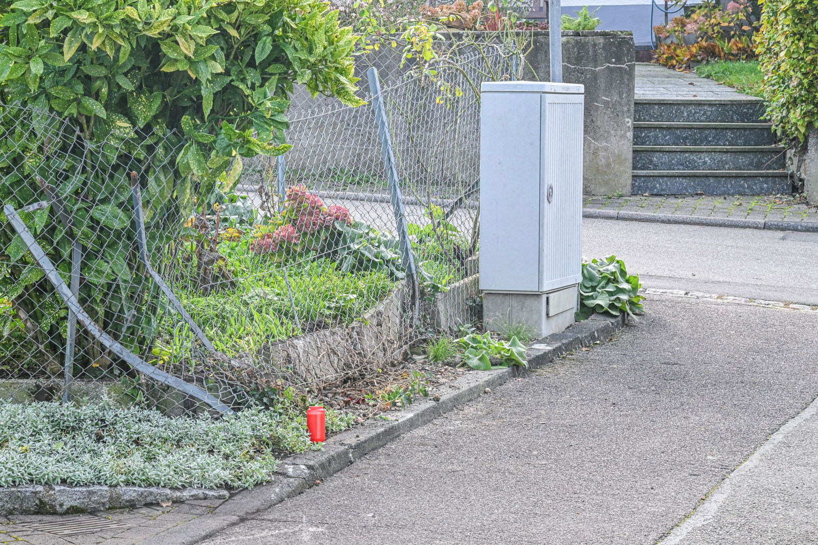 Den Ermittlern zufolge rammt der Verdächtige bereits in der Zufahrt zu dem Wohnhaus mit seinem Auto einen Gartenzaun und einen Blumenkübel. (Archivbild)