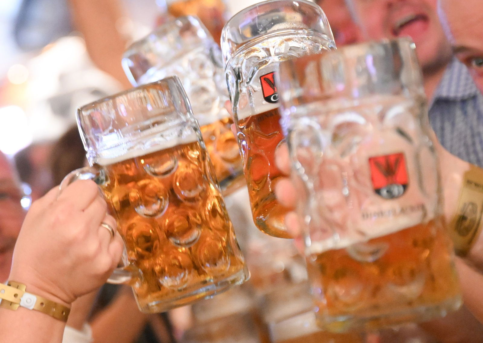 Ein letztes Mal wird am 17. Festtag auf dem Cannstatter Wasen ausgeschenkt.(Archiv) 