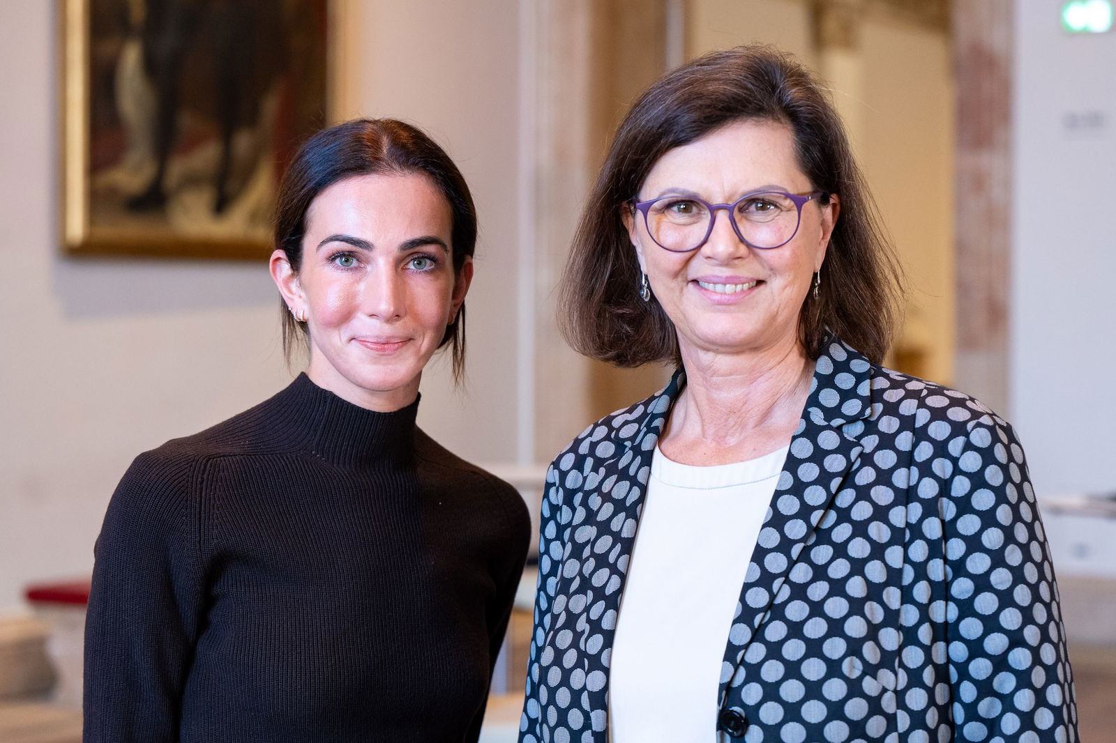 Landtagspräsidentin Ilse Aigner (r) zeigt sich begeistert von ihrer Praktikantin Lisa Müller.