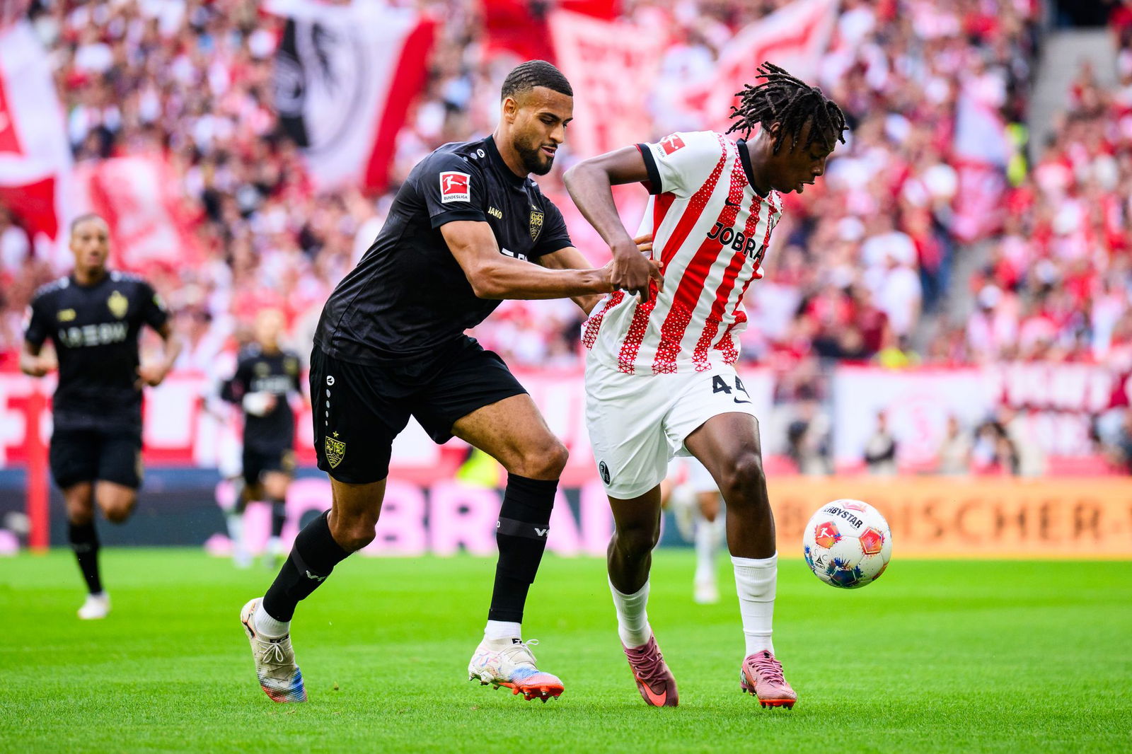 Josha Vagnoman (links/VfB Stuttgart) und Johan Manzambi (r/SC Freiburg) sind mit ihren Teams im Pokal Favorit. (Archivbild)