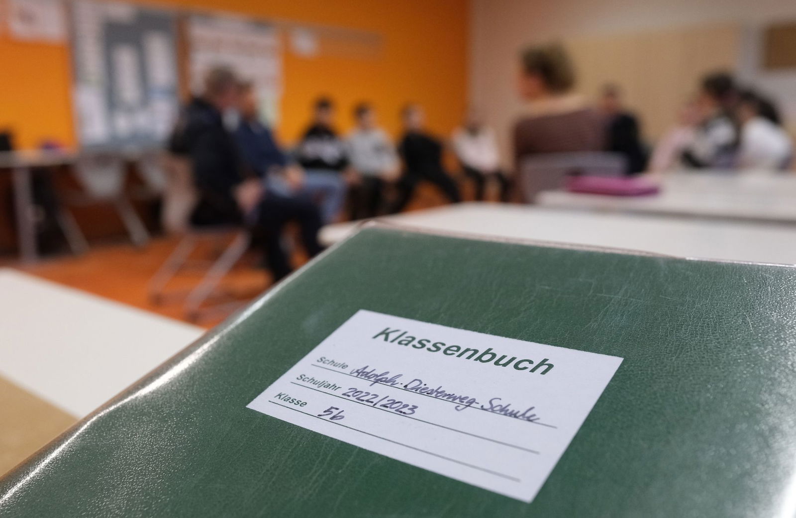 Das gute alte Klassenbuch soll im Saarland aufgrund einer neuen Software bald der Vergangenheit angehören. (Symbolbild) 