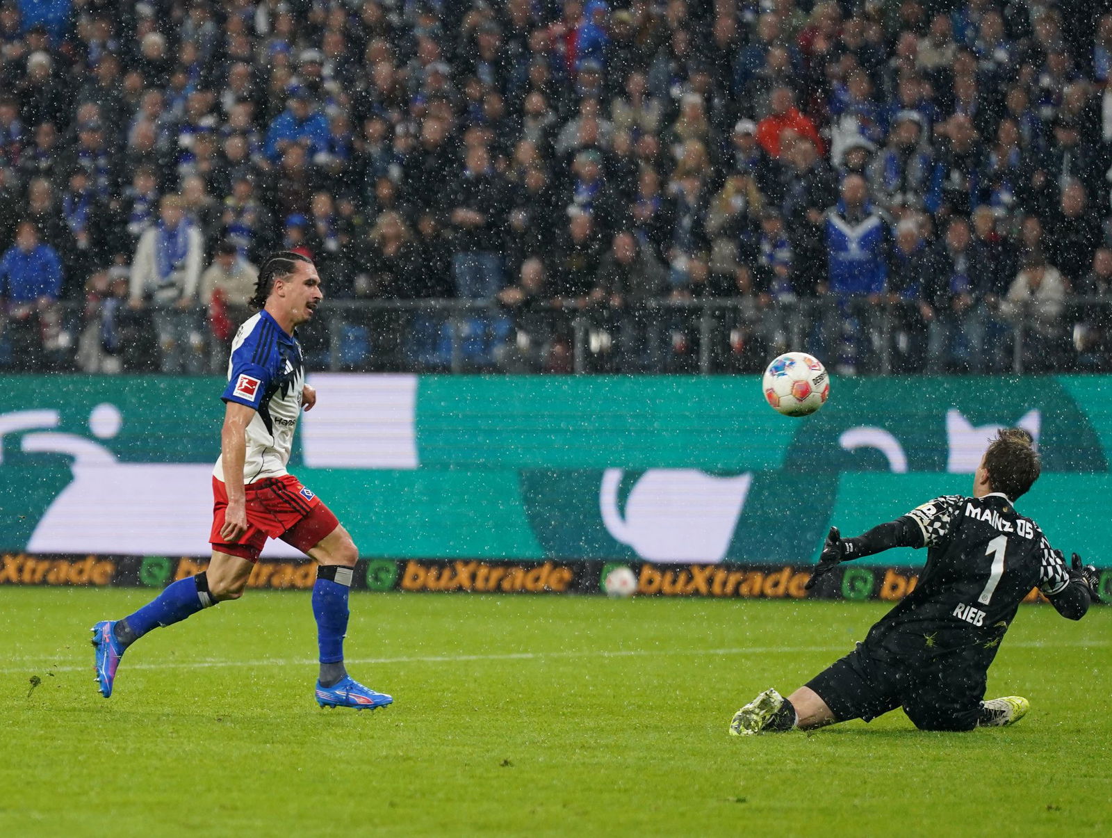 Auf dem Weg zum 4:0: HSV-Stürmer Rayan Philippe (l)