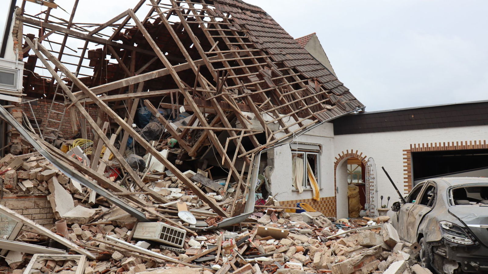 Ein Gebäude liegt nach einer Explosion in Trümmern.
