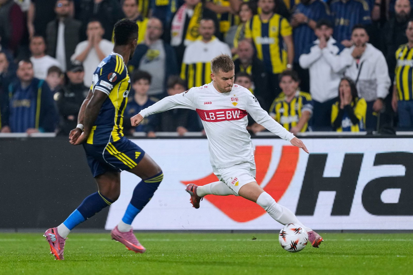 Maximilian Mittelstädt (rechts) verletzte sich leicht beim Spiel in Istanbul.
