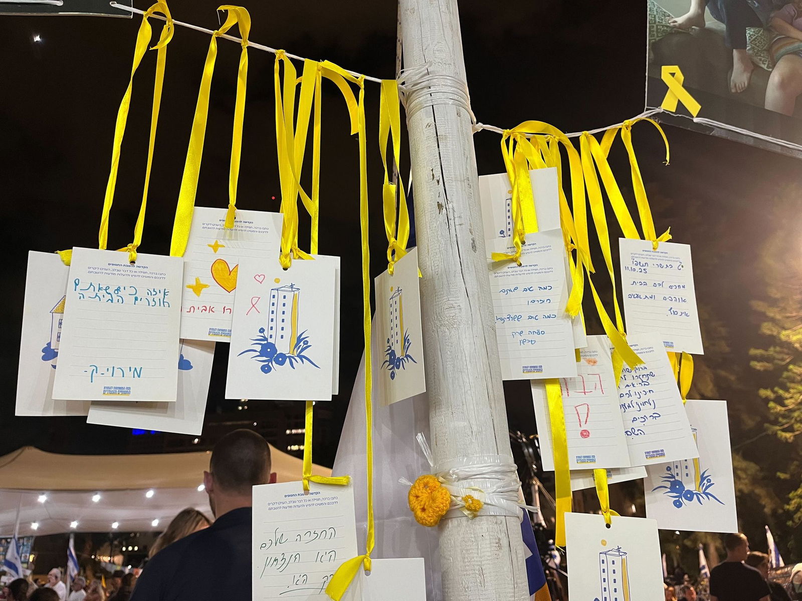 Briefe von Bürgern an die Geiseln hängen auf dem Platz der Geiseln.