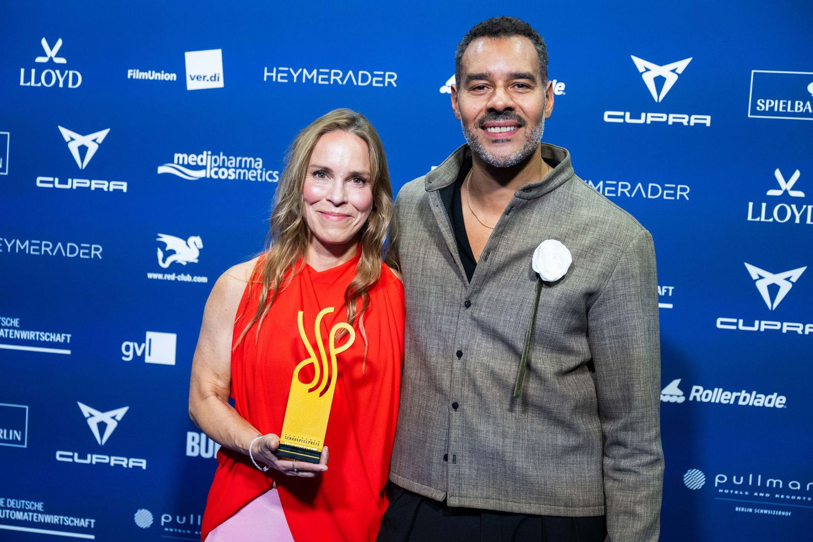 Anneke Kim Sarnau nimmt stellvertretend für Haley Louise Jones den Preis „Dramatische Nebenrolle“ beim Deutschen Schauspielpreis entgegen.