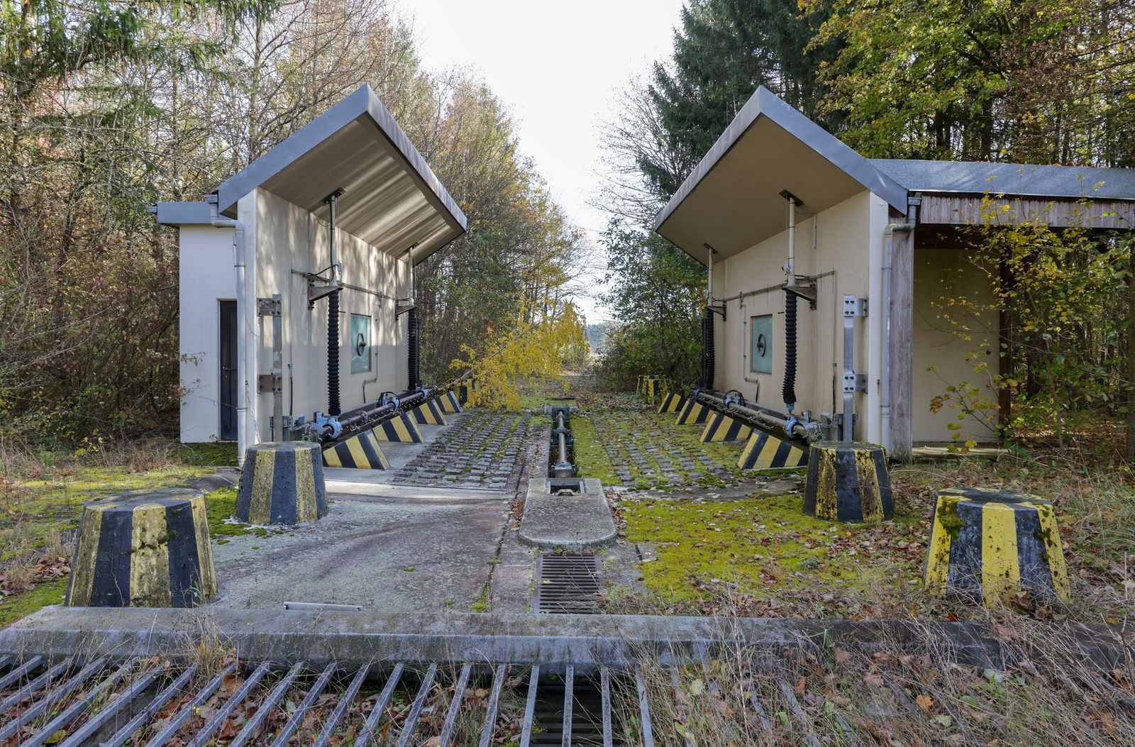 Reste der Bundeswehr in einer ehemaligen Kaserne. (Foto-Produktion)