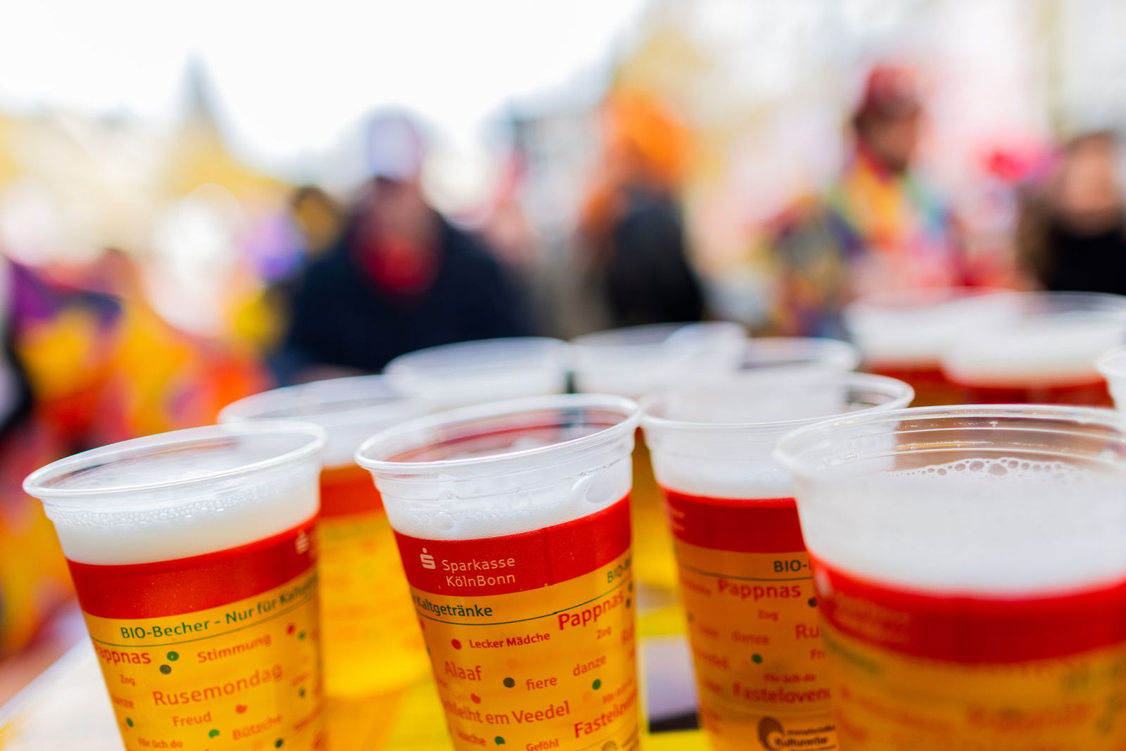 Viele Karnevalisten trinken viel, was anderen Karnevalisten wiederum zu viel ist. (Archivbild)