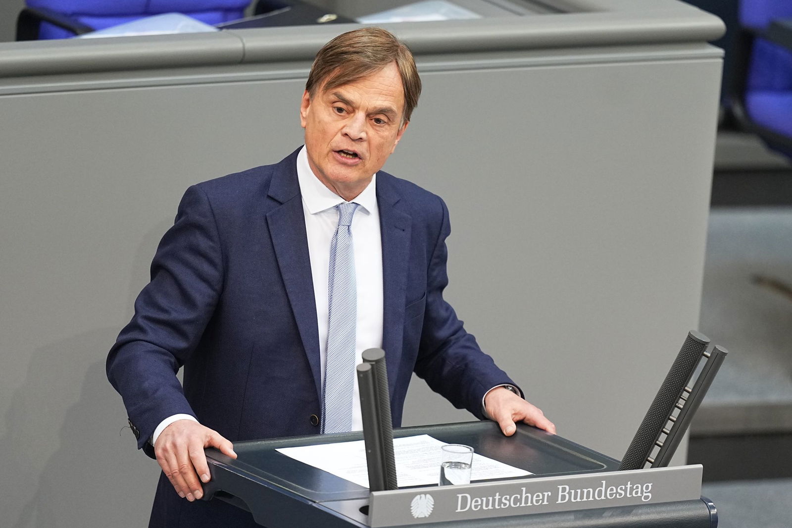 AfD-Parlamentsgeschäftsführer Baumann bestätigte die Entlassung eines Sicherheitsmitarbeiters der Fraktion.