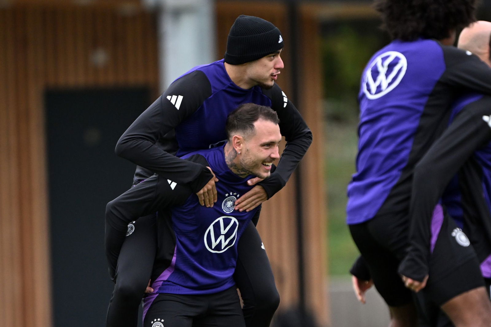 Huckepack zum Erfolg: David Raum und Aleksandar Pavlovic (oben) bei einer Trainingsübung.