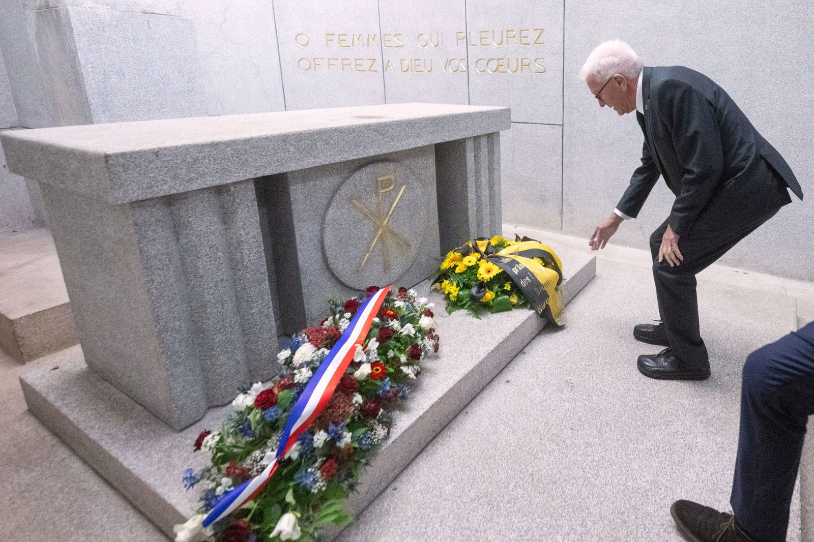 Kretschmann legte einen Kranz für die Opfer des Krieges nieder.