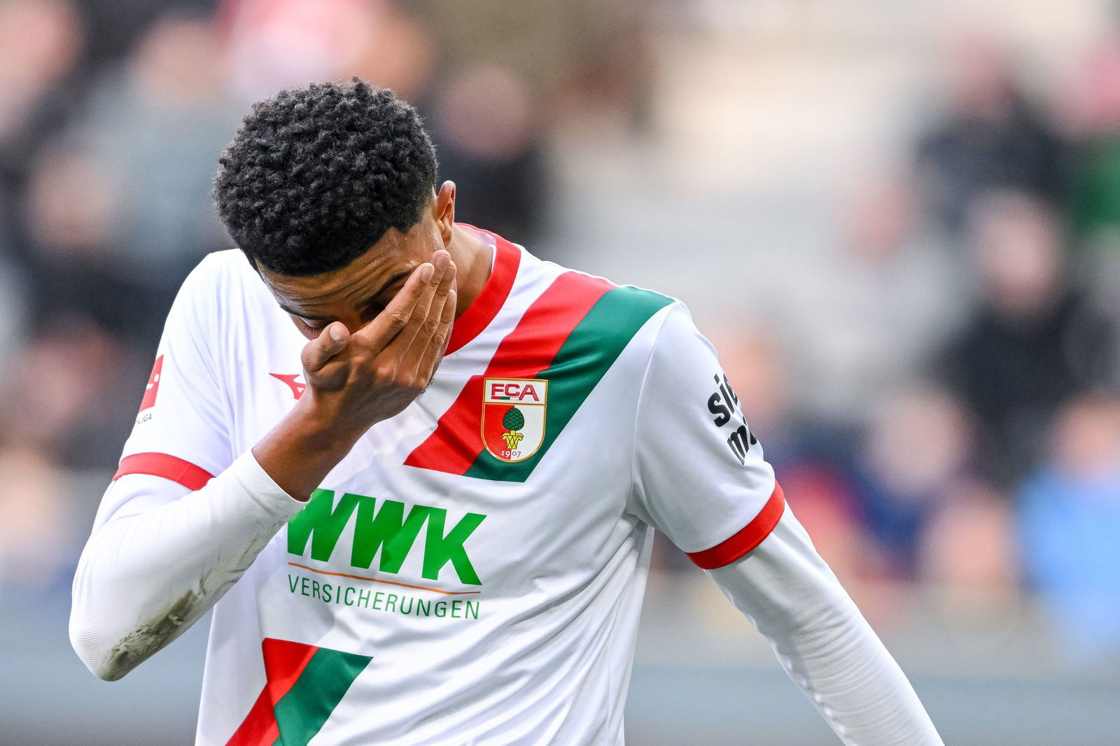 Pure Enttäuschung: Augsburgs junger Abwehrspieler Noahkai Banks.