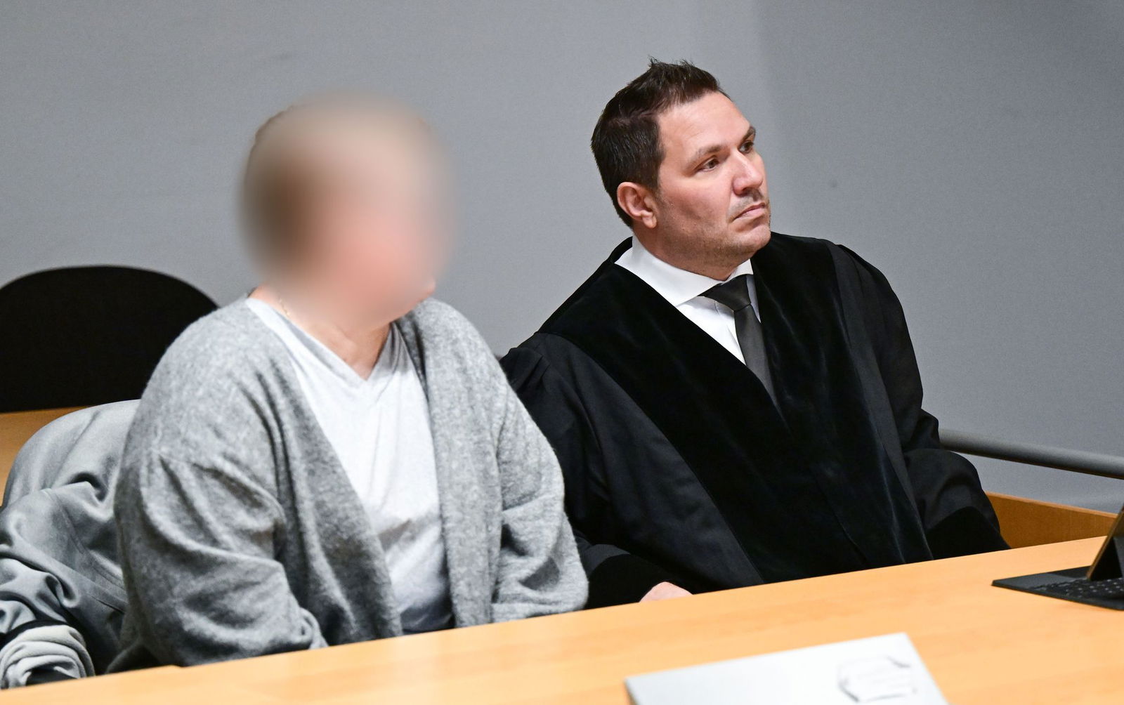 Die angeklagte Fahrerin der Stadtbahn soll während der Fahrt eingeschlafen sein.