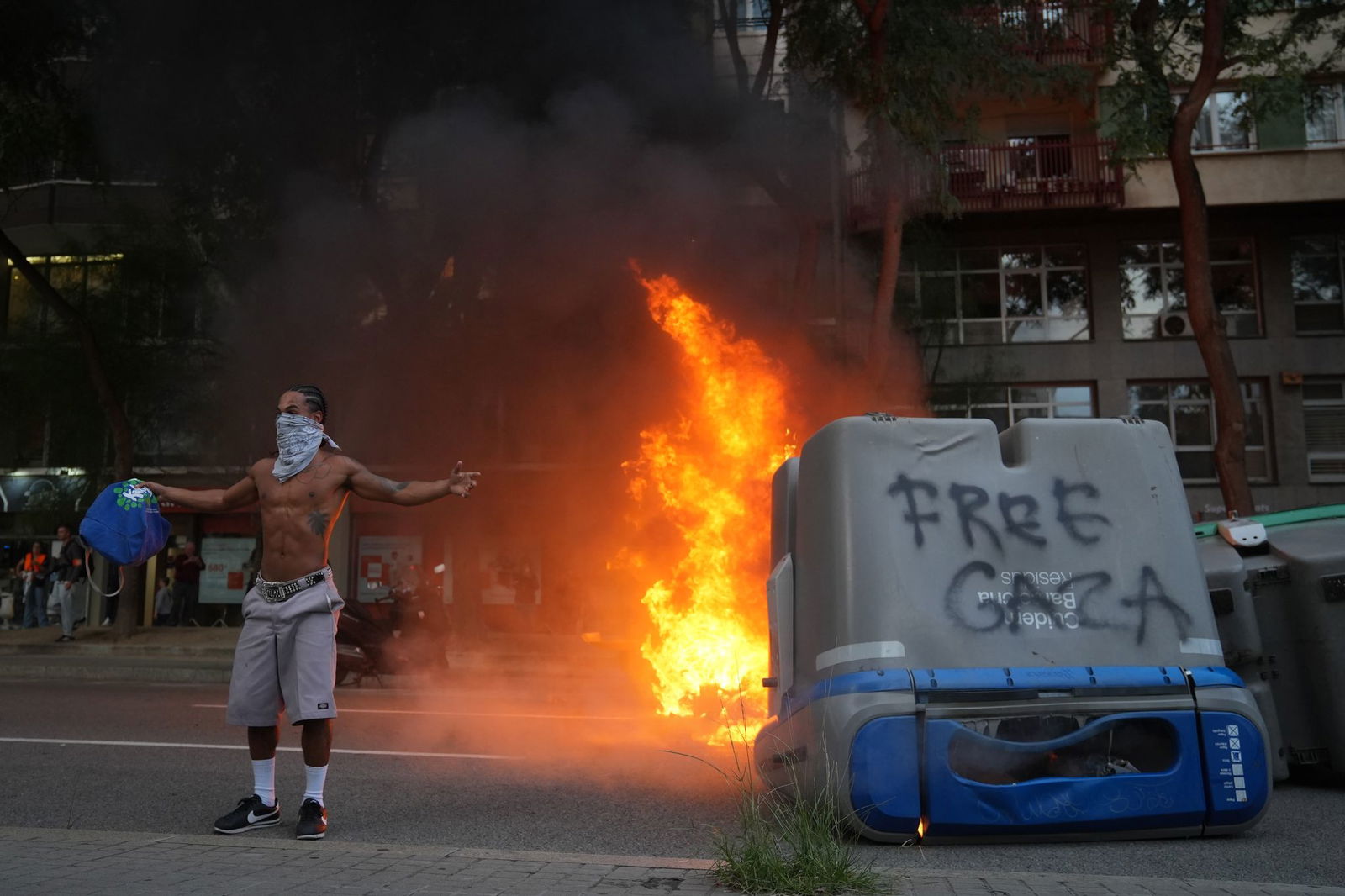 In Barcelona ist eine Demonstration gegen Israels Militäreinsatz im Gazastreifen in Gewalt umgeschlagen.