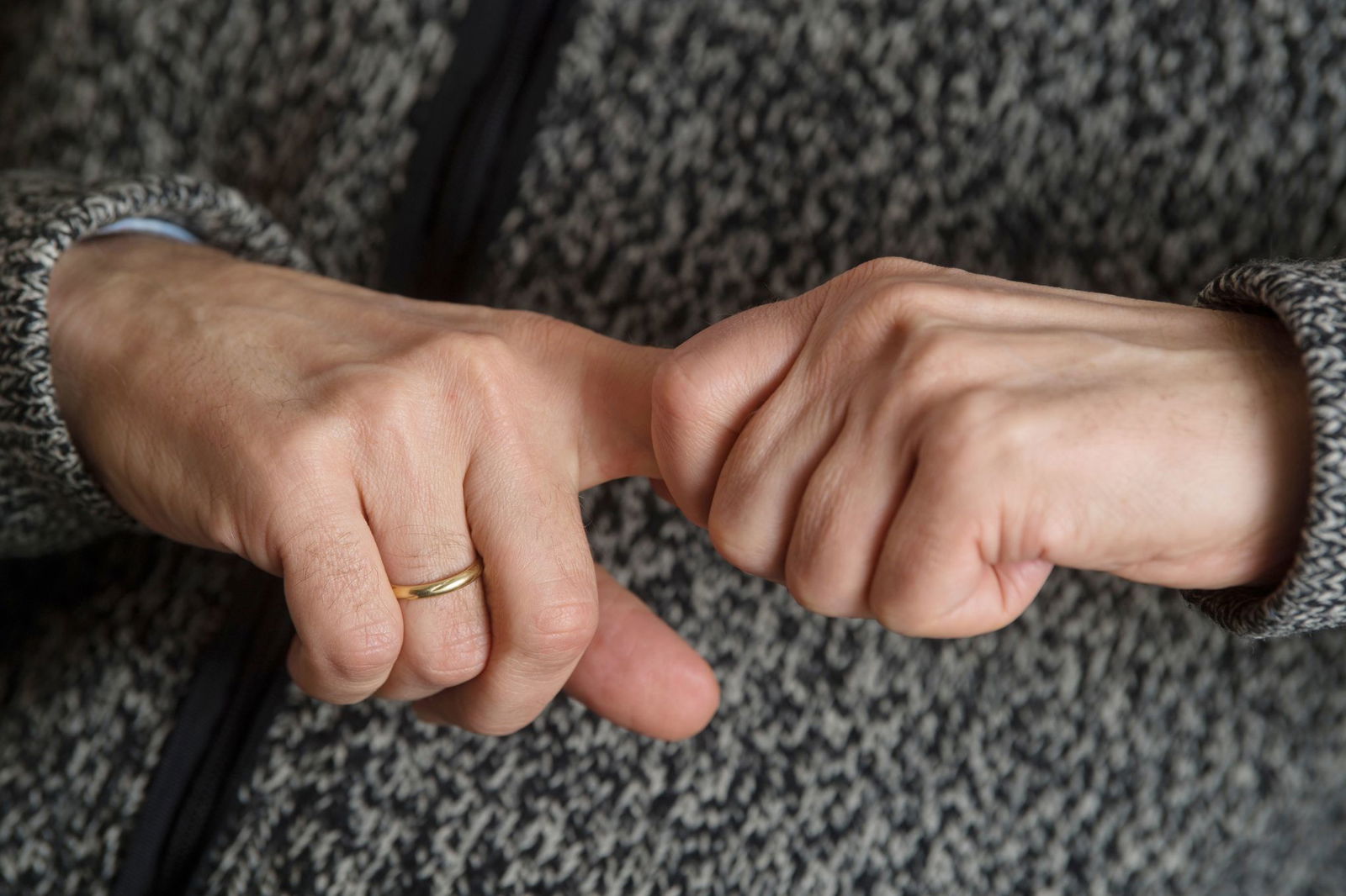 Vom Zeitpunkt erster Schmerzen in Gelenken bis zu einer Diagnose kann viel Zeit vergehen. (Archivfoto)