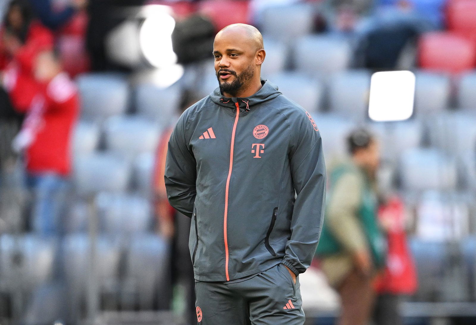 Trainer Vincent Kompany muss auf Serge Gnabry verzichten.