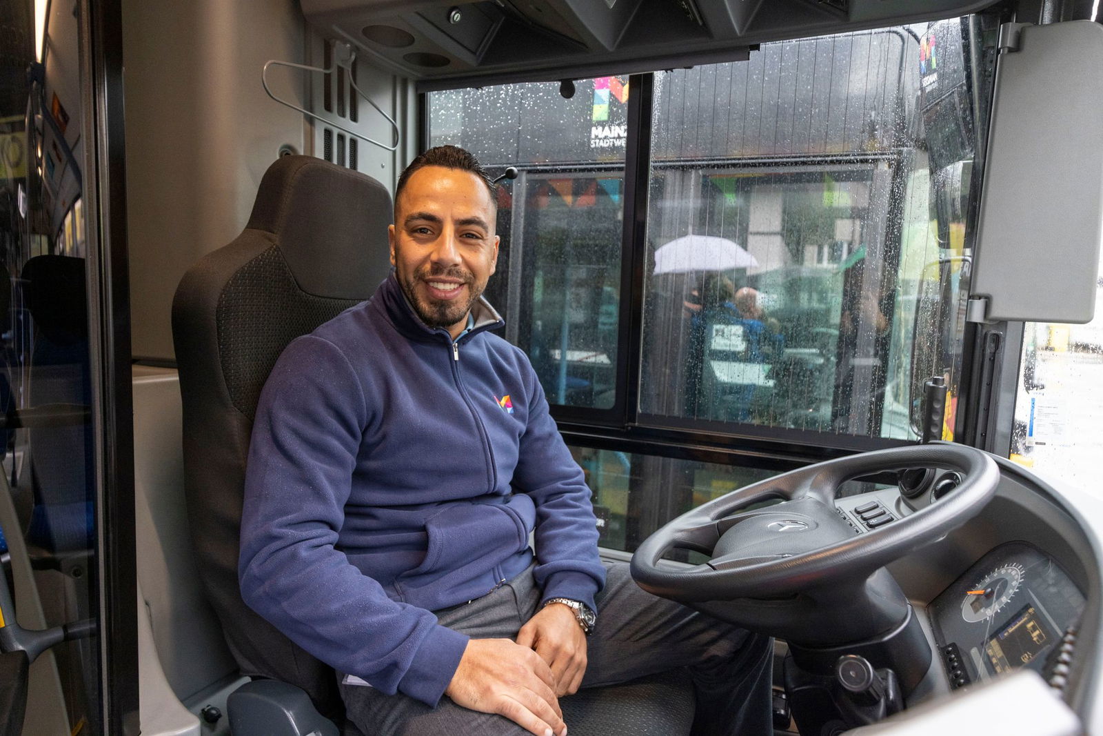 Mothana Khder gefällt sein neuer Job, er mag den direkten Kontakt mit Menschen. 