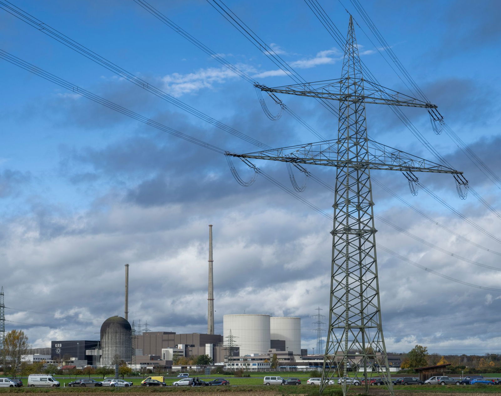 Das ehemalige Kernkraftwerk nach der Sprengung der Markanten Kühltürme. (Archivbild)